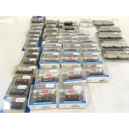 85 - A collection in excess of 40 pieces of N gauge railway carriages by Peco and passengers by Graham Fa... 