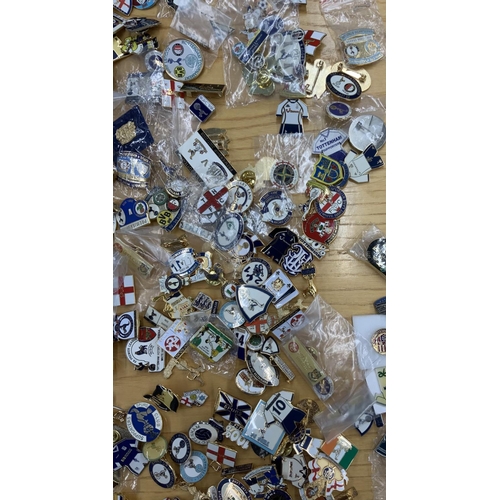 142 - Tottenham Football Badge Collection: Large quantity of pin badges to include a boxed set with 23, li... 