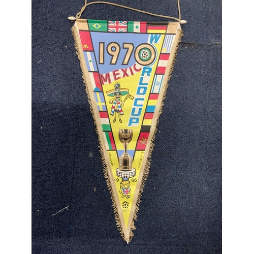 94 - Mexico 1970 World Cup Large Football Pennant: 50cm long colourful original pennant with England winn... 