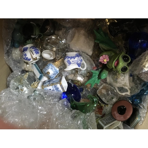 1043 - A box containing glass and porcelain ornaments various.