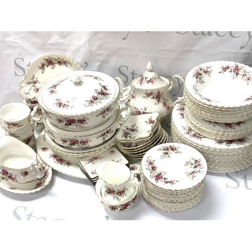 1058 - A Royal Albert Lavender rose tea and dinner service, approximately 67 pieces. (D)