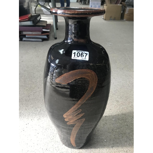 1067 - A David Leach stone ware vase with Tenmoku glaze and calligraphic design