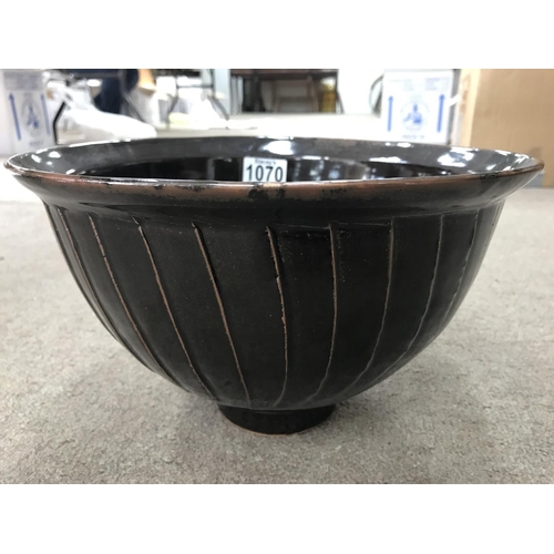 1070 - A David Leach stoneware bowl with brown glaze and incised panel decoration