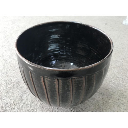 1072 - A David Leach stoneware bowl with brown glaze and incised decoration. 18cm