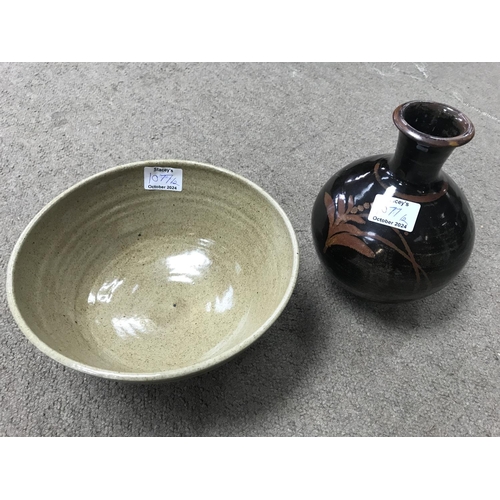 1077 - A David Leach bottle vase and an earthenware bowl-23cm