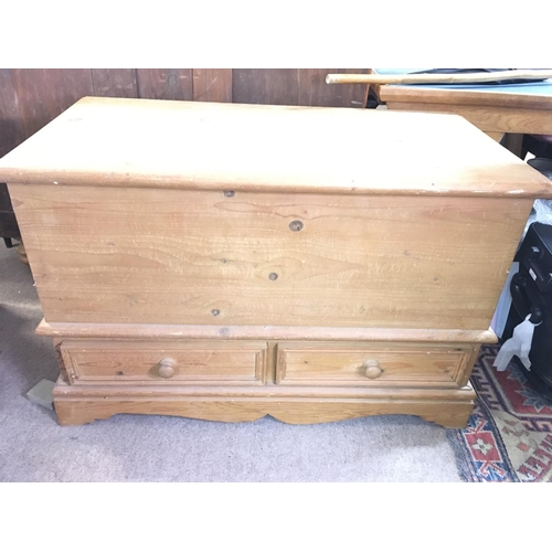 1289 - A pine blanket box with two draws at base. 90cm wide by 60 tall No reserve