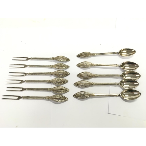 772 - Ornate silver filigree forks and spoons. 800 silver approximately 200g total. Postage B