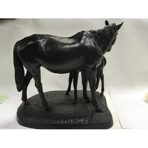 775 - A Bronzed group in the form of horse and foal 30 cm .