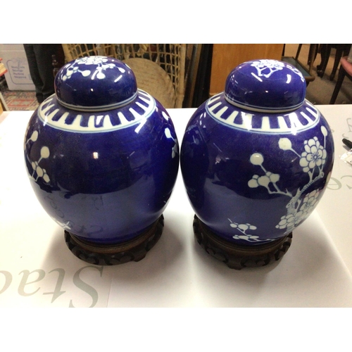 800 - A pair of Chinese porcelain vases.