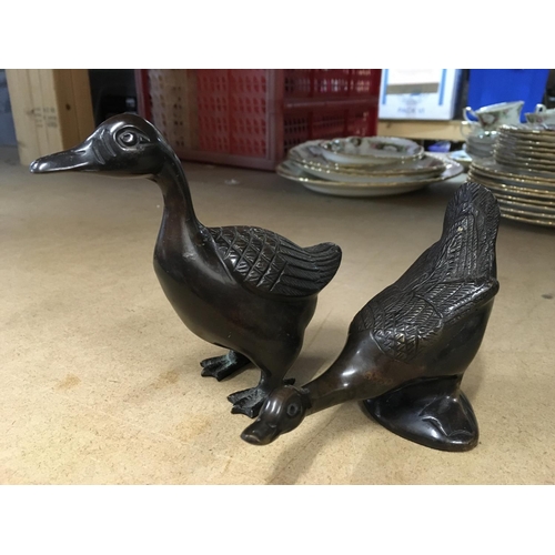 833 - A pair of Chinese bronzed geese 12cm in height