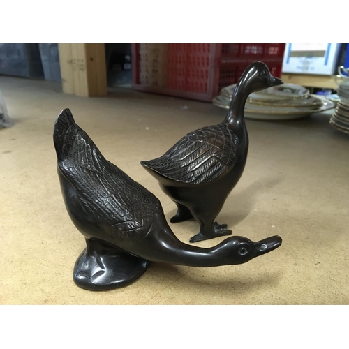 833 - A pair of Chinese bronzed geese 12cm in height