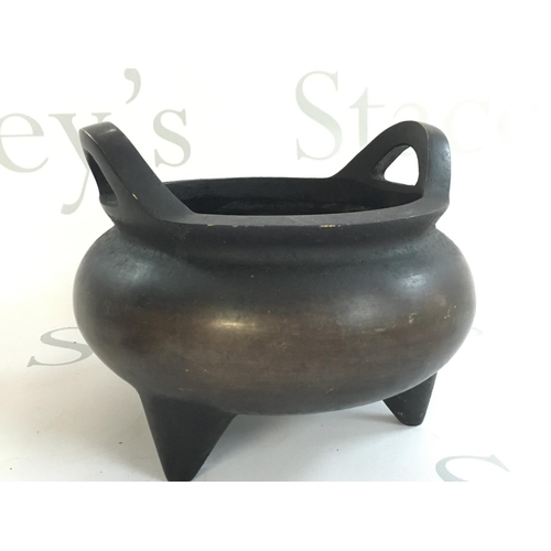 866 - A late 19th/ early 20th century Chinese bronze censer, 17cm wide. Postage category C