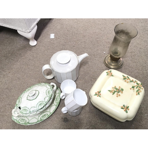 994 - A collection of ceramics including a Royal Semi porcelain tureen, Rosenthal coffee set. This lot can... 