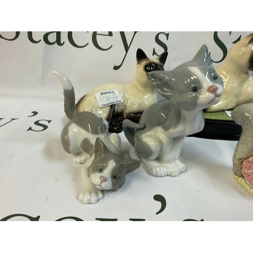 1136 - A collection of boxed porcelain Beswick potter figures, Beswick cats and boxed Lladro cats. This lot... 