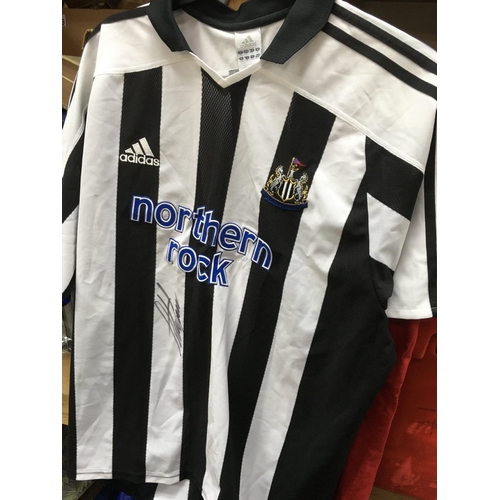 1886 - An Alan Shearer signed Newcastle United FC replica shirt. Shipping category B.