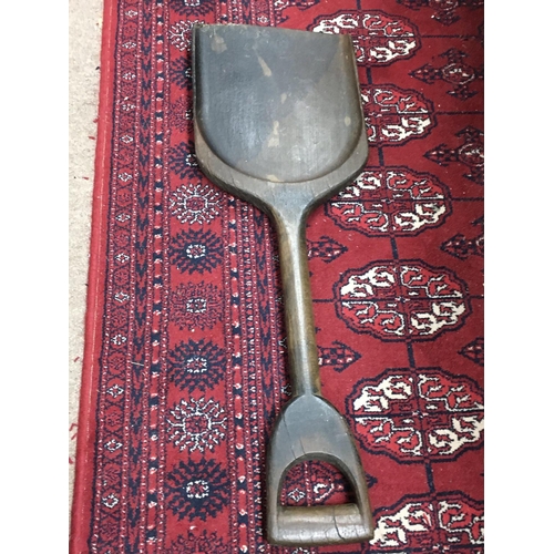 2023 - A hardwood mulch corn spade , 76cm long.