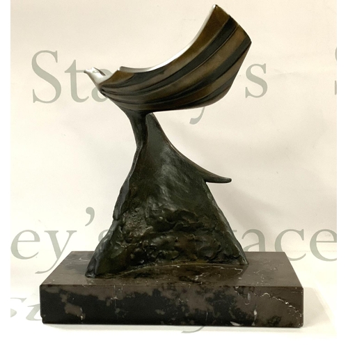 811 - An stylised Abstract bronze sculpture of an eagle in flight, Ltd edition 169/200, indiscrenable sign... 