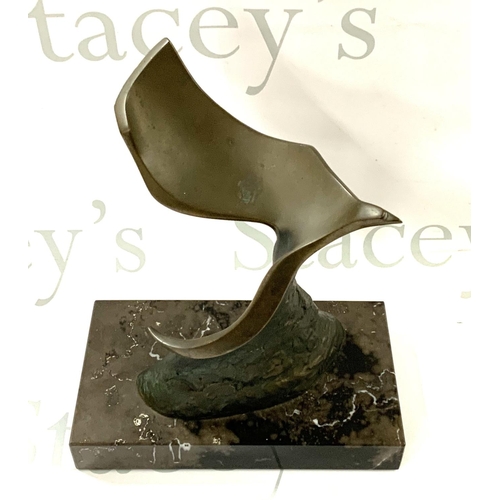 811 - An stylised Abstract bronze sculpture of an eagle in flight, Ltd edition 169/200, indiscrenable sign... 