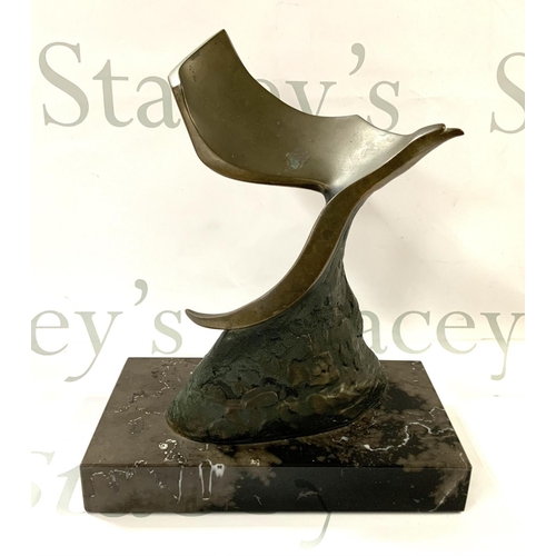 811 - An stylised Abstract bronze sculpture of an eagle in flight, Ltd edition 169/200, indiscrenable sign... 