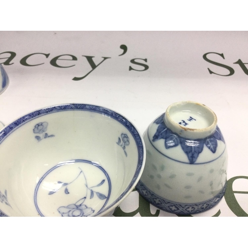 941 - Five blue and white rice wine cups, largest diameter approx 9cm. Shipping category D.