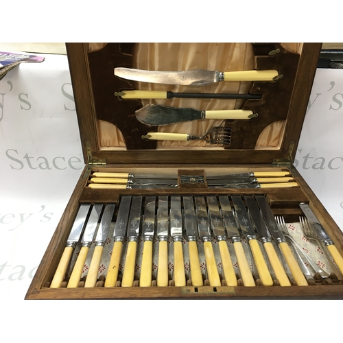 321 - Viners LTD Sheffield 1930s cased cutlery set. No reserve