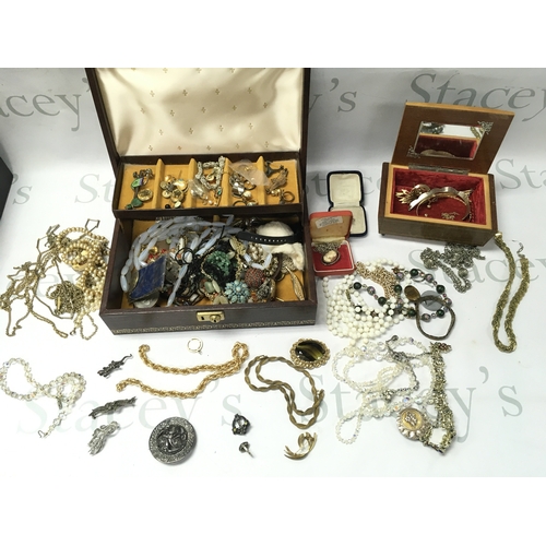 323 - A collection of costume jewellery. Postage B