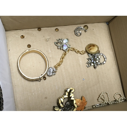 323 - A collection of costume jewellery. Postage B