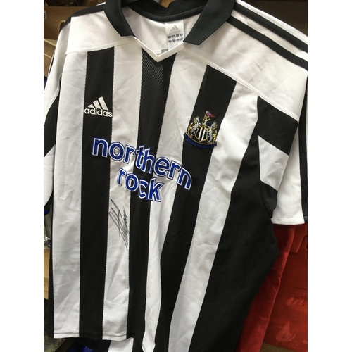 440 - An Alan Shearer signed Newcastle United FC replica shirt. Shipping category B. NO RESERVE