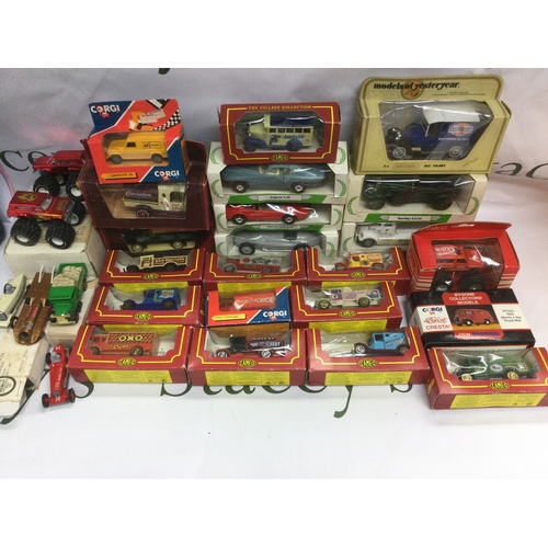 471 - A collection of die cast vehicles including boxed and loose examples.