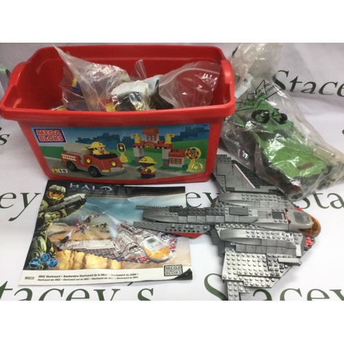 532 - A box of boxed die cast vehicles, mainly 1/18 scale plus a box of Mega Blocks construction models (2... 