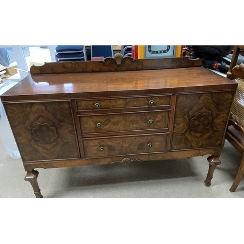 550 - A 1930s Walnut veneered sideboard. (D) NO RESERVE