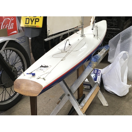 562 - A pond yacht including a boxed Attack 2ER controller and sails. 142cm tall 124 cm long. NO RESERVE