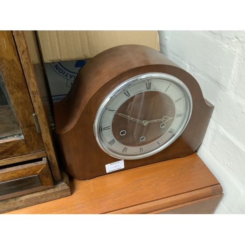 602 - 2 Vintage mantle clocks (D)