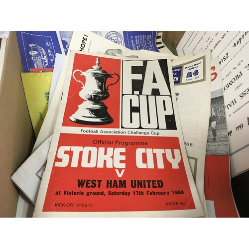 622 - A large collection of vintage football programmes including mostly Arsenal, Chelasea and Leyton Orie... 