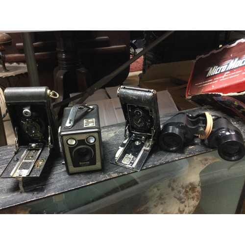 670 - A collection of vintage cameras including Pentax ME Super, Auto 10, box cameras Autographic Brownie,... 