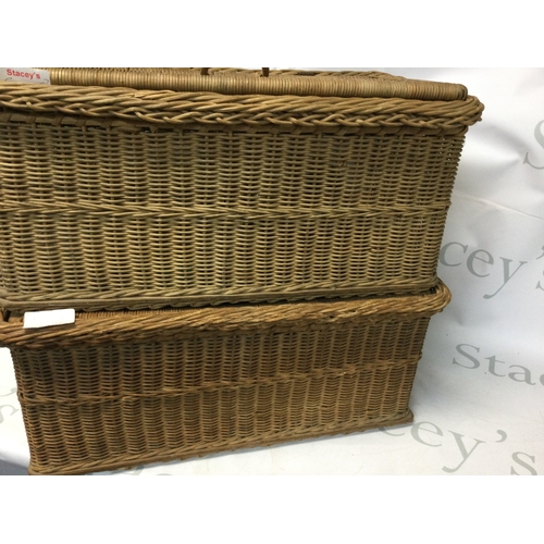 696 - Two Vintage baskets containing a collection of antique Japanese and Chinese dishes including Imariwa... 