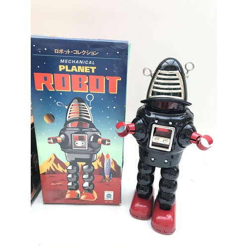 290 - A Boxed Saturn Robot and a Mechanical Robot. No Reserve.