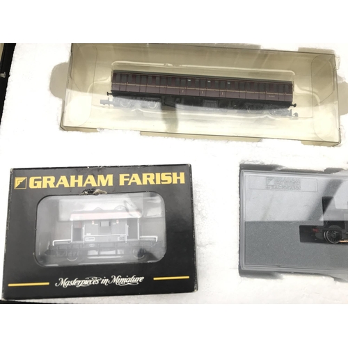 535 - A Boxed Grahamfarish N Gauge Suburban Passenger Train Railway Et #370-076. Transformer and Controlle... 