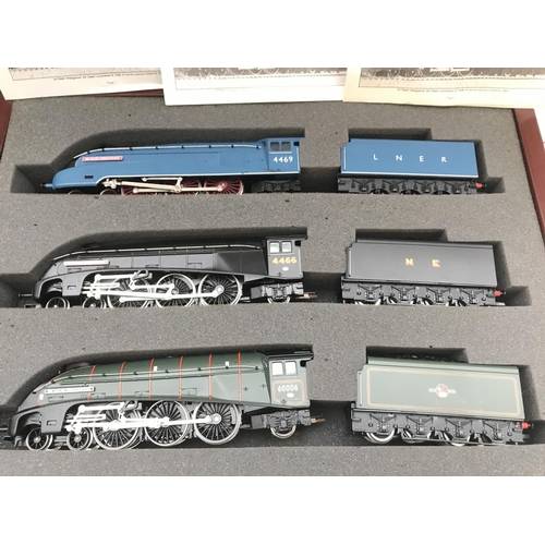 536 - A Hornby 00 Gauge Sir Ralph Wedgwood Set Consisting of 3 Locos I'm presentation Box.