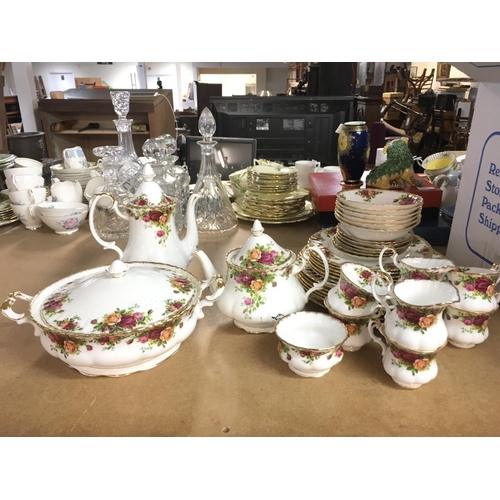 1024 - Royal Albert old country roses part tea set including cups, saucers, plates. This lot canât be pos... 