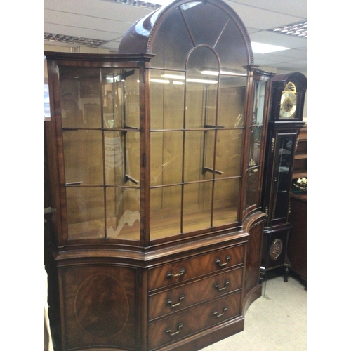 1284 - A quality mahogany display cabinet of George III design with an arched top inverted sides glass shel... 