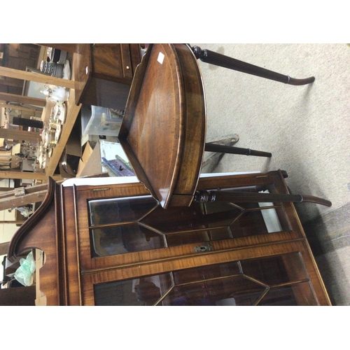 1291 - A Mahogany wall cabinet with a shaped pediment the cabinet has three adjustable glass shelfâs but ... 