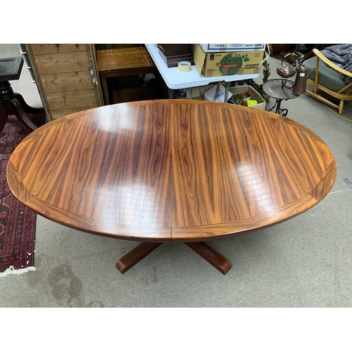 1318 - A 1970s Rosewood veneered oval dining table. 18cm x 120cm x 73cm.