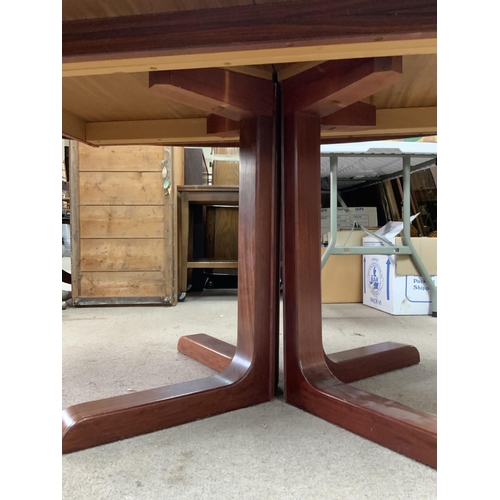 1318 - A 1970s Rosewood veneered oval dining table. 18cm x 120cm x 73cm.