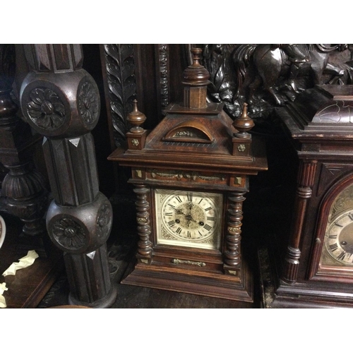 1320 - Victorian pillar eight day mahogany cased mantle clock.