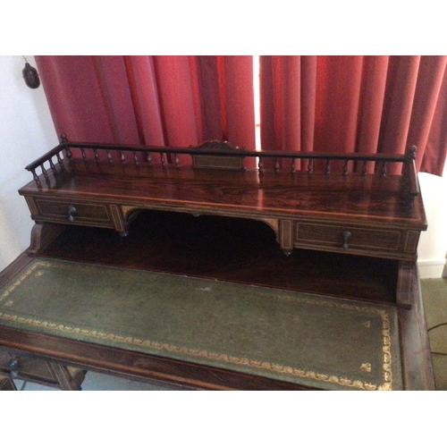 1347 - A quality Edwardian inlaid rosewood desk with a raised gallery and green leather inset top.