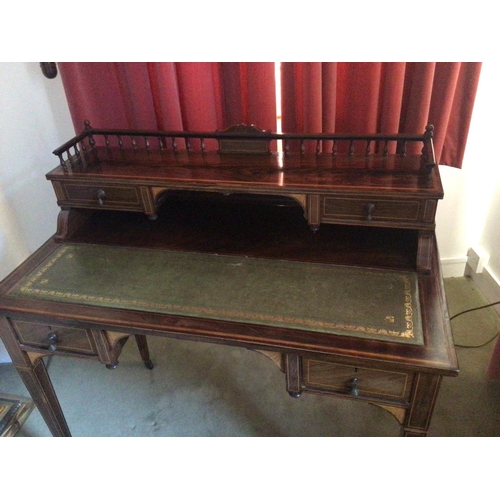 1347 - A quality Edwardian inlaid rosewood desk with a raised gallery and green leather inset top.