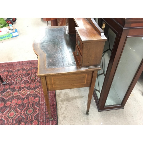 1358 - An Edwardian desk with leather top. 90 x 47 x 101cm