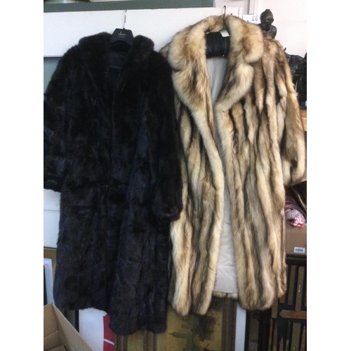 1825 - Two vintage fur coats. Shipping category C.