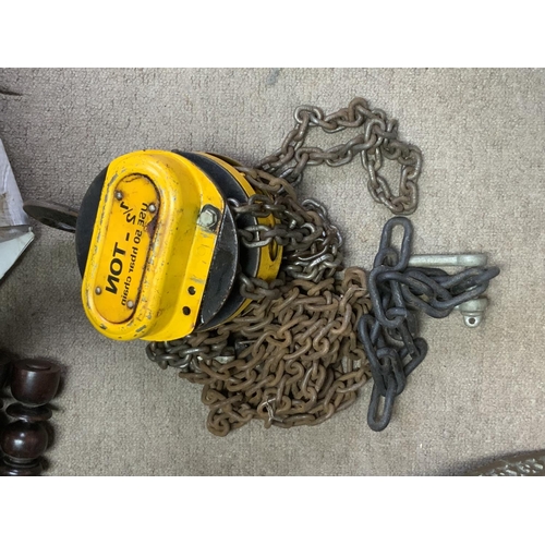 1962 - A mixed lot of tools to include a Bradbury trolley Jack, Ramps, pillar drill, sheet metal sheers, vi... 